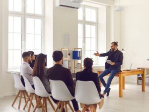 Jak zmotywować pracowników do nauki języków obcych? W dzisiejszym świecie znajomość języków obcych to nie tylko atut, ale często konieczność – zwłaszcza dla firm działających na międzynarodowych rynkach. Motywowanie pracowników do nauki języka może jednak stanowić wyzwanie, szczególnie gdy w codziennym napiętym harmonogramie brakuje miejsca na dodatkowe zajęcia. W Macarena’s World, gdzie z pasją uczymy języków obcych, oferujemy kursy językowe na wysokim poziomie, wspierając firmy i ich pracowników w osiąganiu językowych celów. Dlaczego warto inwestować w naukę języków obcych w firmie? Inwestowanie w rozwój językowy pracowników to decyzja, która przynosi korzyści zarówno firmie, jak i jej zespołowi. Oto kilka powodów, dla których warto zachęcać pracowników do nauki języków: większa efektywność w komunikacji międzynarodowej – pracownicy biegle władający językiem obcym mogą skuteczniej nawiązywać relacje z zagranicznymi klientami i partnerami, podniesienie kwalifikacji – znajomość języka to kompetencja, która podnosi wartość pracownika na rynku pracy, lepsza atmosfera w zespole – wspólne cele edukacyjne mogą sprzyjać budowaniu zespołowego ducha i motywacji. Jak skutecznie zmotywować pracowników do nauki języków obcych? Zmotywowanie pracowników do nauki języków może być bardziej efektywne dzięki kilku sprawdzonym strategiom. Oto sposoby, które pomagają zachęcić zespół do udziału w kursach językowych: dofinansowanie nauki języka - pracownicy chętniej podejmują się nauki, jeśli firma oferuje wsparcie finansowe. Dofinansowanie kursu lub pokrycie kosztów zajęć to skuteczny sposób na zachęcenie zespołu. ustalanie realistycznych celów - warto ustalić jasne cele edukacyjne – na przykład zdobycie poziomu B1 w ciągu roku. Małe, osiągalne cele zwiększają motywację i pozwalają śledzić postępy. organizacja kursów w godzinach pracy - zapewnienie kursów w czasie pracy może znacznie ułatwić regularne uczestnictwo. Nasze kursy językowe są dostosowane do potrzeb firm i mogą odbywać się zarówno w biurze, jak i online. nauka języka w kontekście zawodowym - kursy językowe skoncentrowane na języku branżowym (np. język biznesowy) mogą bardziej zainteresować pracowników, gdyż widzą bezpośredni związek z codzienną pracą. Jakie kursy językowe sprawdzą się najlepiej dla firm? Dobrze dopasowany kurs językowy to klucz do sukcesu. W Macarena’s World oferujemy kursy językowe na wysokim poziomie, dostosowane do potrzeb pracowników i firm. Oto kilka typów kursów, które sprawdzają się najlepiej w środowisku biznesowym: kursy konwersacyjne – skupiają się na rozwijaniu płynności w mówieniu, idealne dla pracowników, którzy potrzebują komunikować się w języku obcym, kursy języka biznesowego – obejmują słownictwo i zwroty używane w środowisku zawodowym, takie jak negocjacje, prezentacje, pisanie maili, kursy intensywne – dla pracowników, którzy chcą szybko osiągnąć postępy lub przygotować się do ważnych wydarzeń, takich jak konferencje. Dlaczego warto wybrać kursy językowe w Macarena’s World? Nasze kursy językowe powstały z pasji do nauczania i dostosowane są do potrzeb firm, które cenią rozwój swoich pracowników. Oferujemy: indywidualne podejście – kursy mogą być dostosowane do poziomu i specyfiki branży, w której działają Twoi pracownicy, wysoka jakość nauczania – pracujemy z doświadczonymi lektorami, którzy pomagają osiągać szybkie i widoczne postępy, elastyczność w formie zajęć – prowadzimy kursy stacjonarne oraz online, aby dostosować się do harmonogramu Twojego zespołu. Jak zmotywować pracowników do nauki języków obcych? Motywacja do nauki języka obcego w firmie jest możliwa do osiągnięcia dzięki odpowiednim strategiom, takim jak dofinansowanie kursów, elastyczność w godzinach zajęć, a także nagradzanie postępów. Inwestując w rozwój językowy swojego zespołu, zyskujesz efektywność i większą swobodę komunikacji na międzynarodowych rynkach. Jeśli szukasz partnera w organizacji kursów językowych na wysokim poziomie, sprawdź ofertę Macarena’s World i zapewnij swoim pracownikom wsparcie w nauce języków obcych w profesjonalnym środowisku.